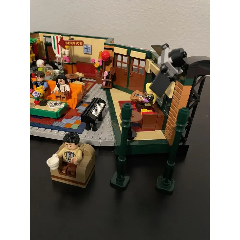 LEGO Ideas Central Perk 21319 Friends TV Series Set Minifigs Display READ DESC